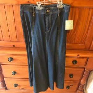 NWT. Women’s Jean skirt. Size 8.